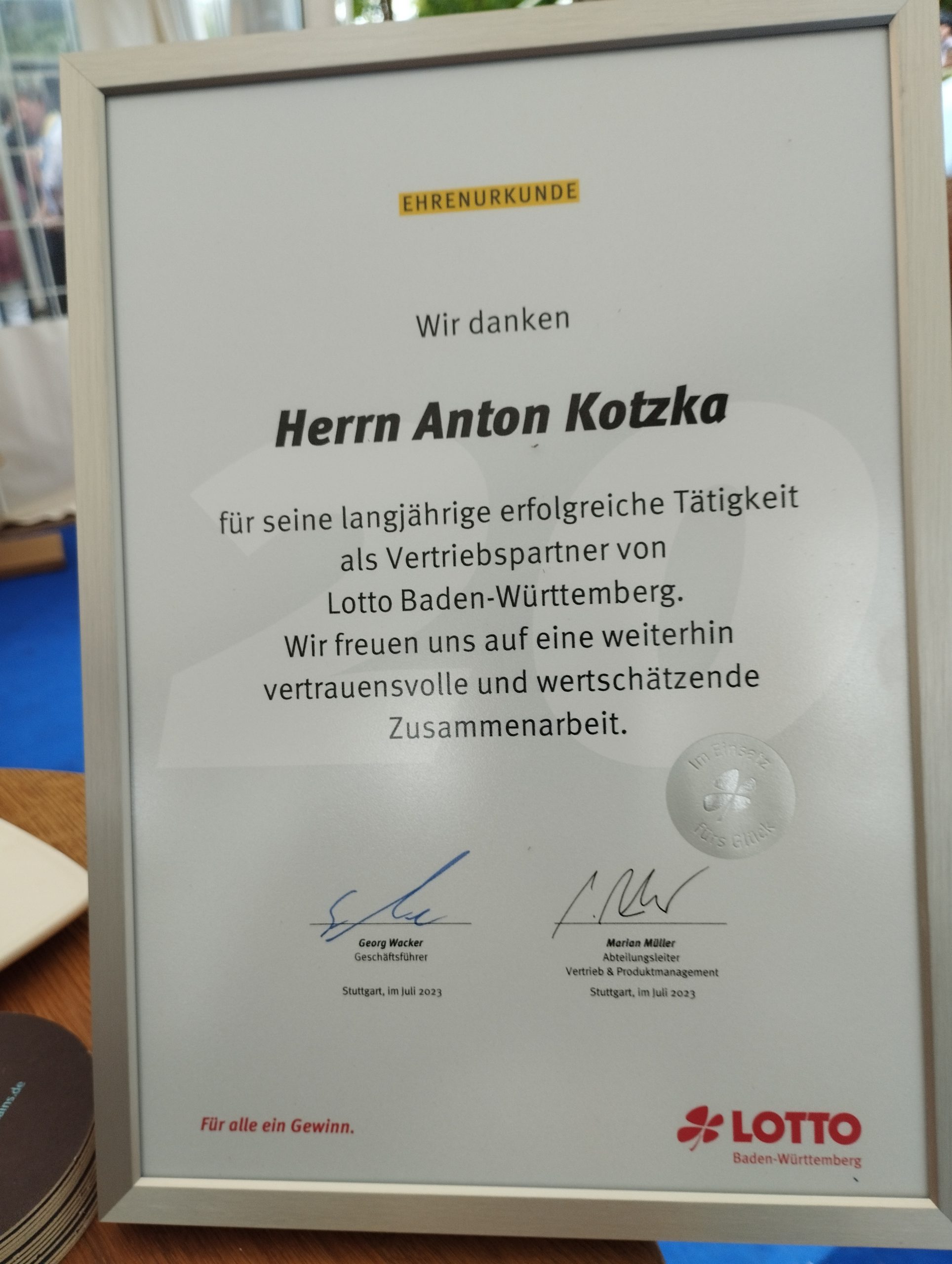Lotto Baden-Württemberg ehrt Anton Kotzka nach 20 Jahren Vertriebspartnerschaft für den Standort Neckarstr. , Oberndorf am Neckar